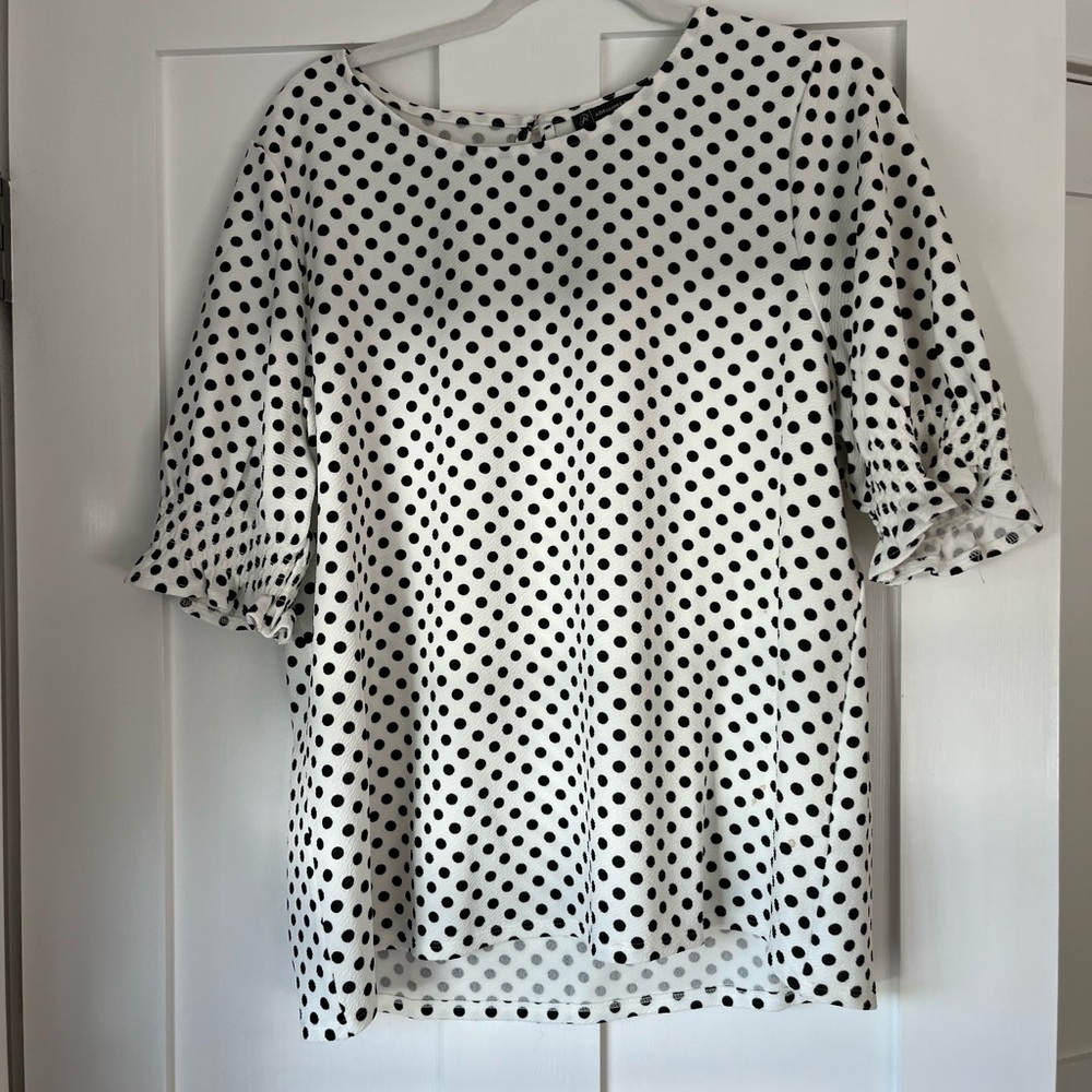 Black and white short sleeve work top. Size XL